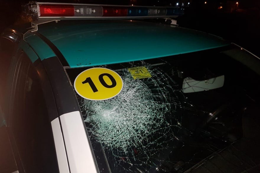 Así quedó el parabrisas de uno de los vehículos municipales.