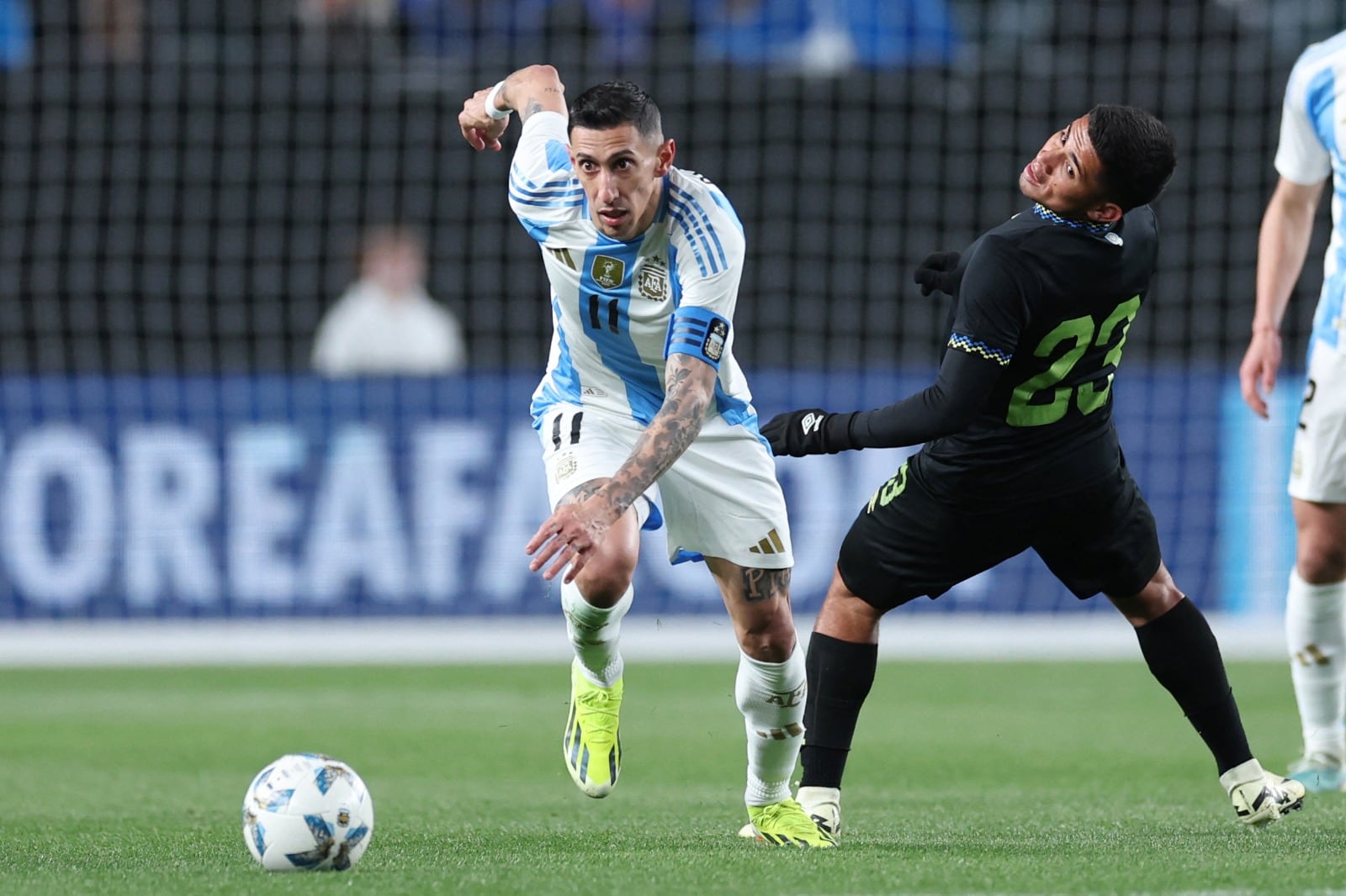 Di María fue el capitán en el 3-0 de Argentina ante El Salvador
