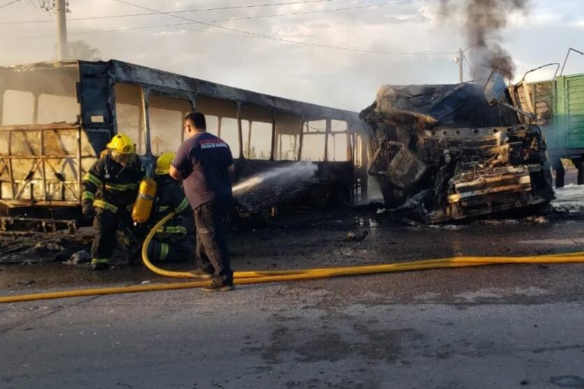Los Bomberos, apagando el fuego desatado producto del choque. Foto: Diario Uno