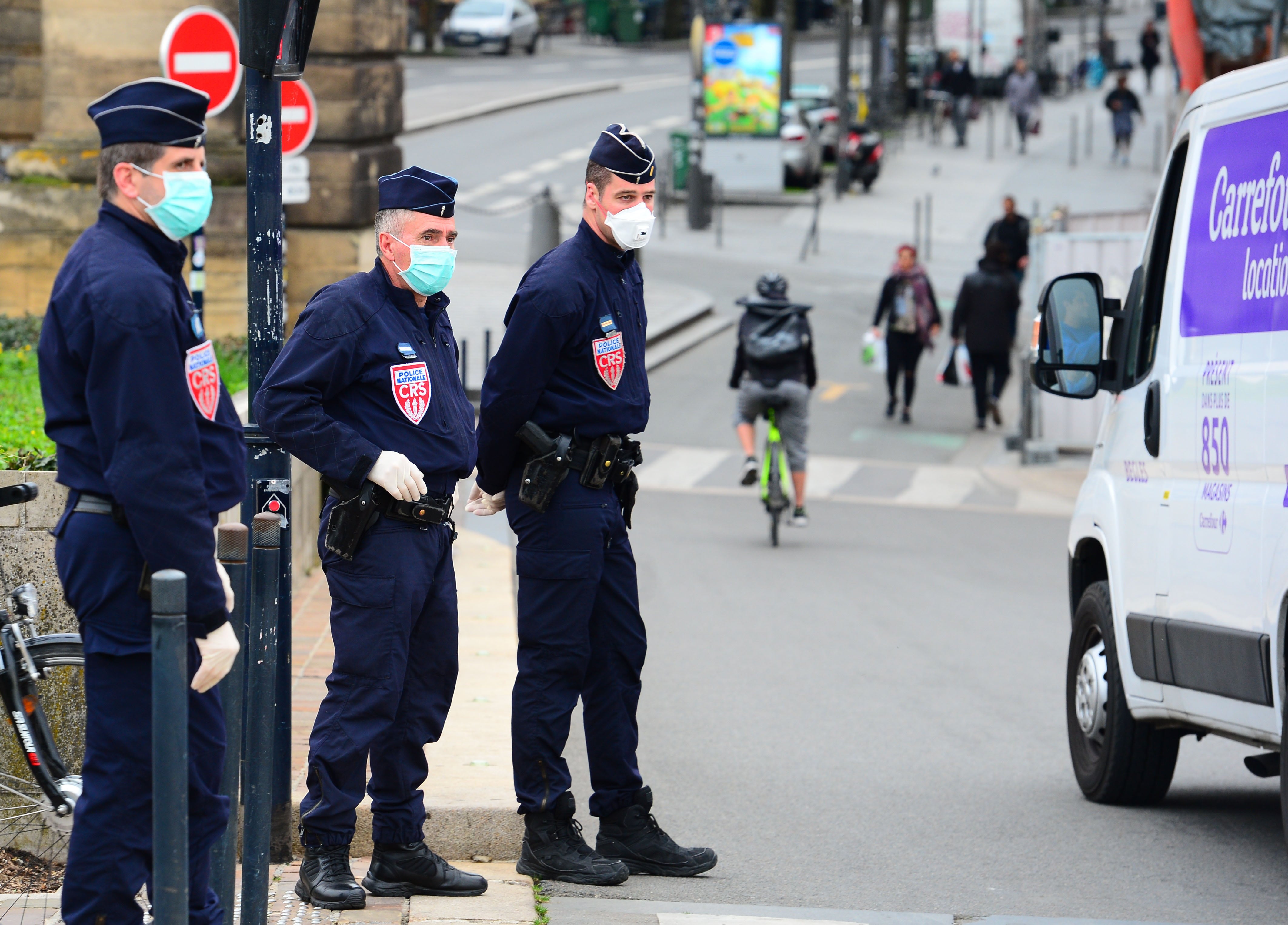 Policías franceses vigilan el cumplimiento de la cuarentena por el coronavirus.