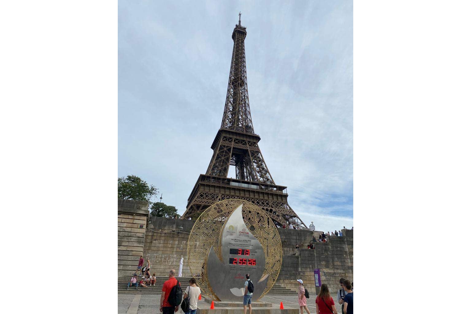 El reloj que marca lo que resta para los Juegos Olímpicos al pie de la Torre Eiffel