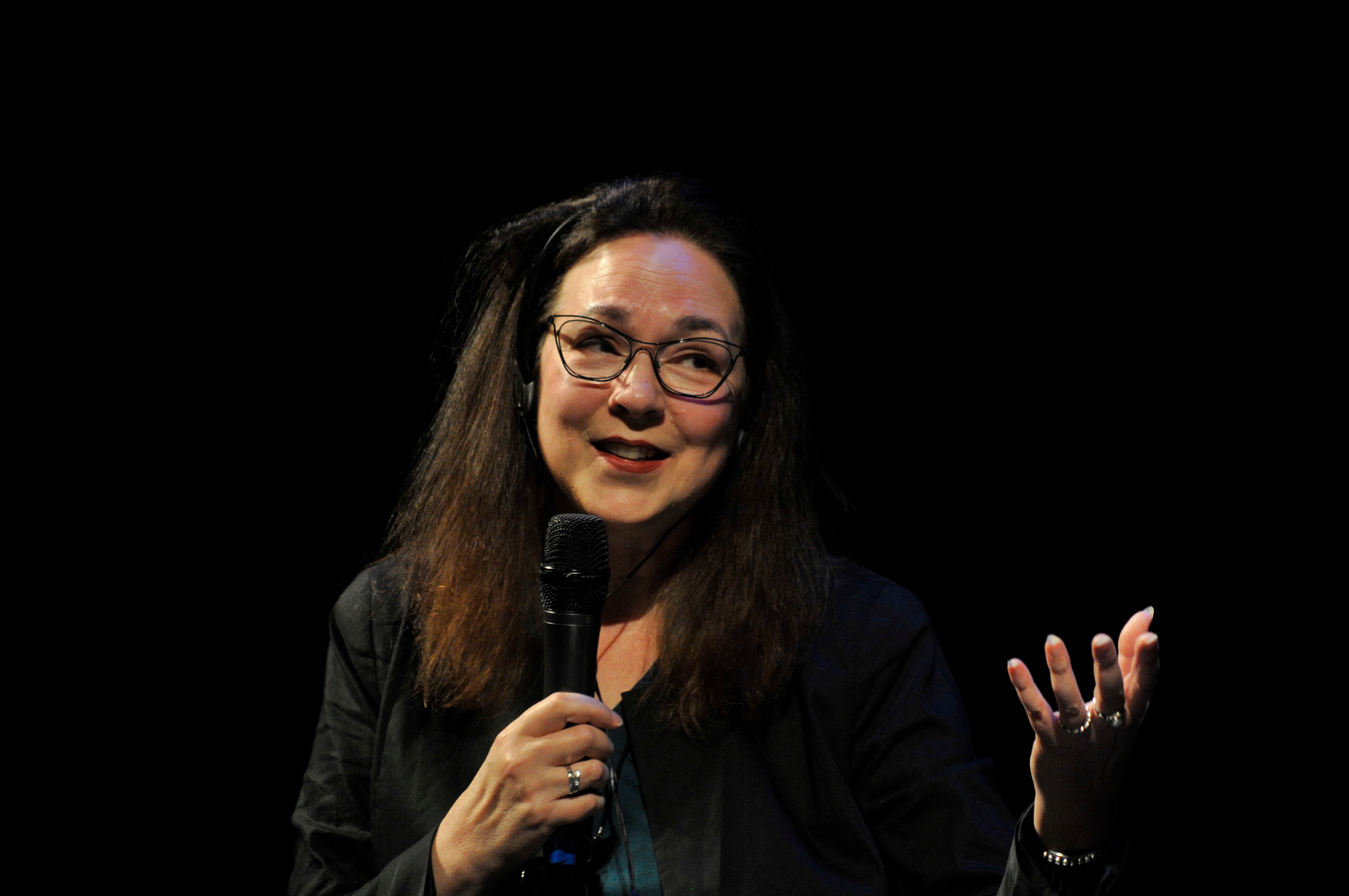 Lorrie Moore mencionó su entusiasmo por los cuentos de la argentina Samanta Schweblin.