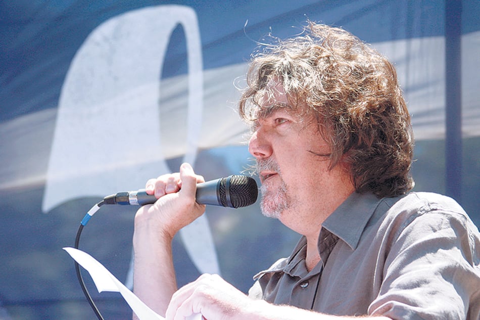 Valco es psicólogo e historiador.