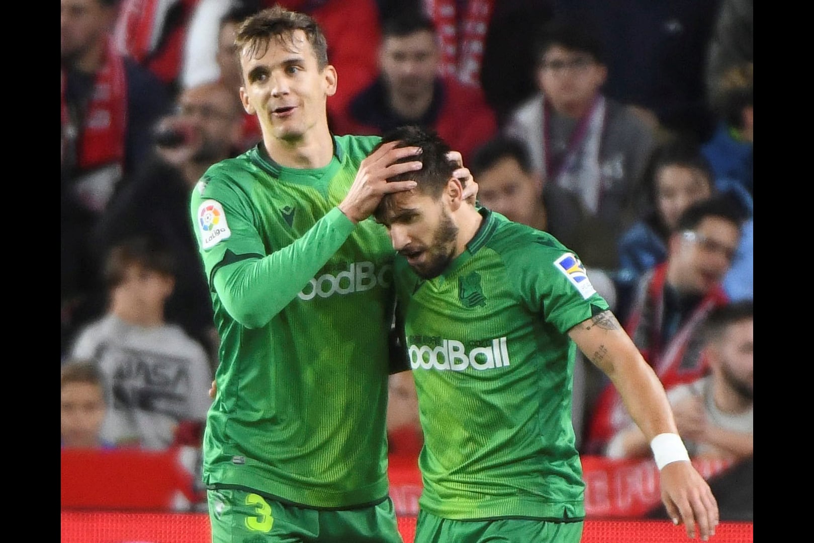 Portu celebra su doblete que puso a Real Sociedad en la cima de la Liga española. 