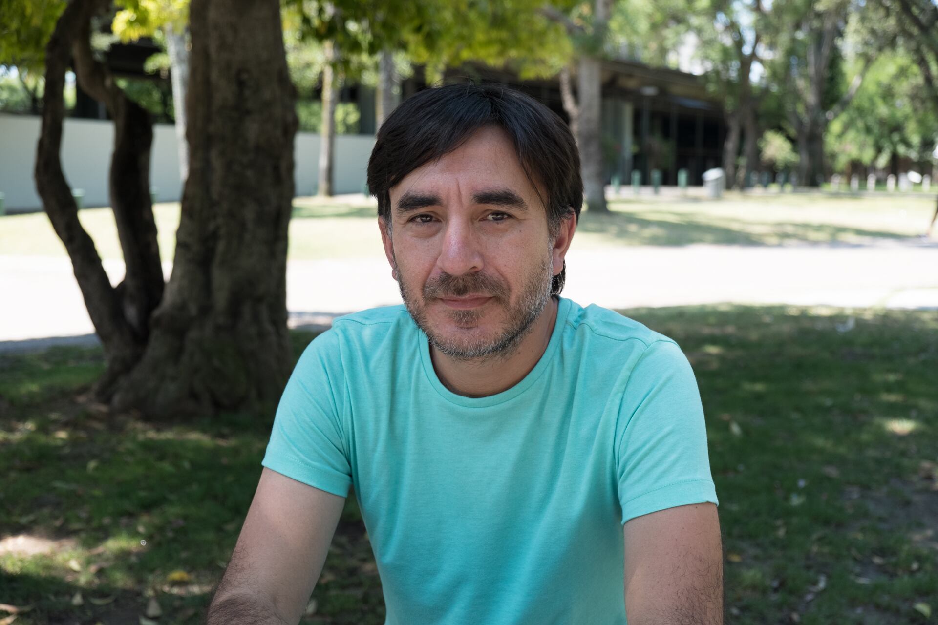 "El coso del rock" es el primer libro del músico y licenciado en Letras, que es parte de la banda de Rosario Bléfari.