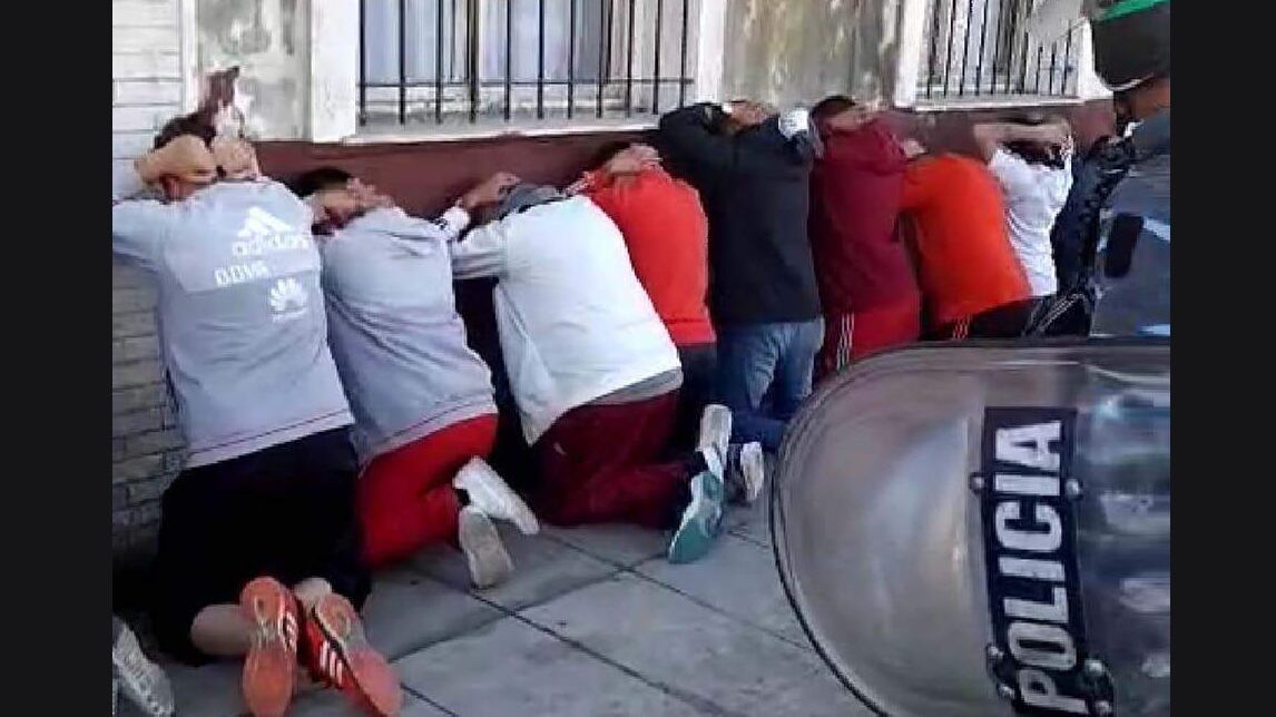 Los barras detenidos en el estadio de Lanús.