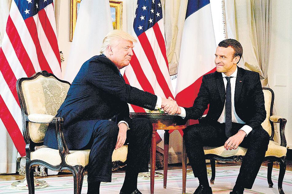 En su primera cumbre de la OTAN Trump se saludó con el flamante presidente Macron.