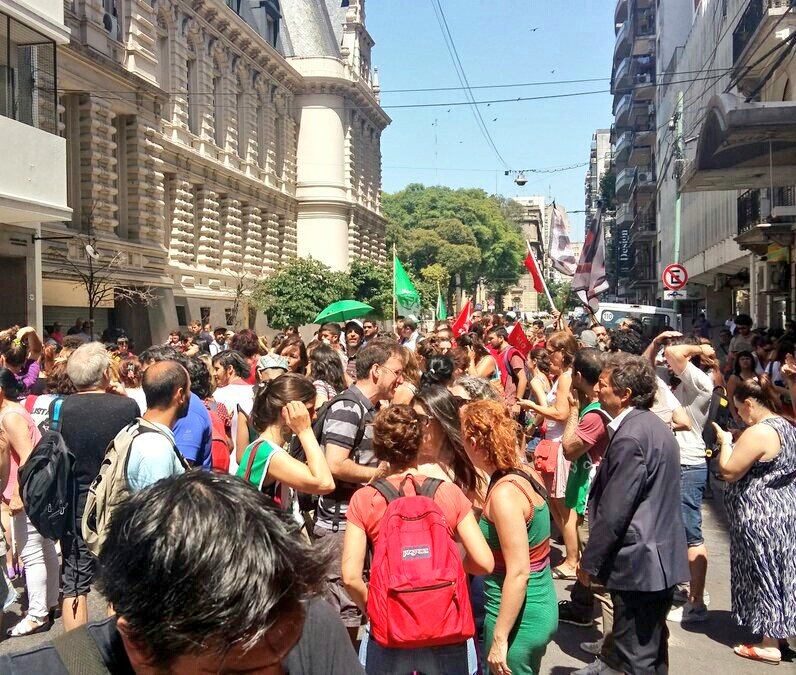 Los trabajadores se juntaron frente al cordón policial, en la puerta del Ministerio.
