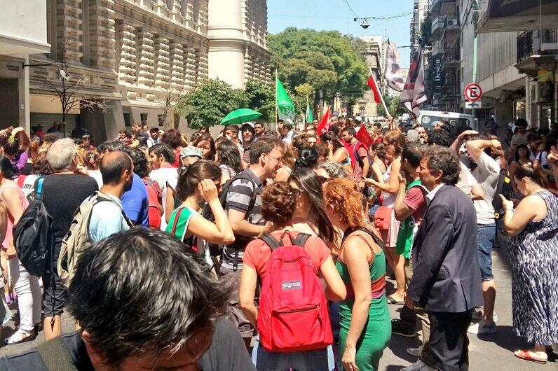 Los trabajadores se juntaron frente al cordón policial, en la puerta del Ministerio.