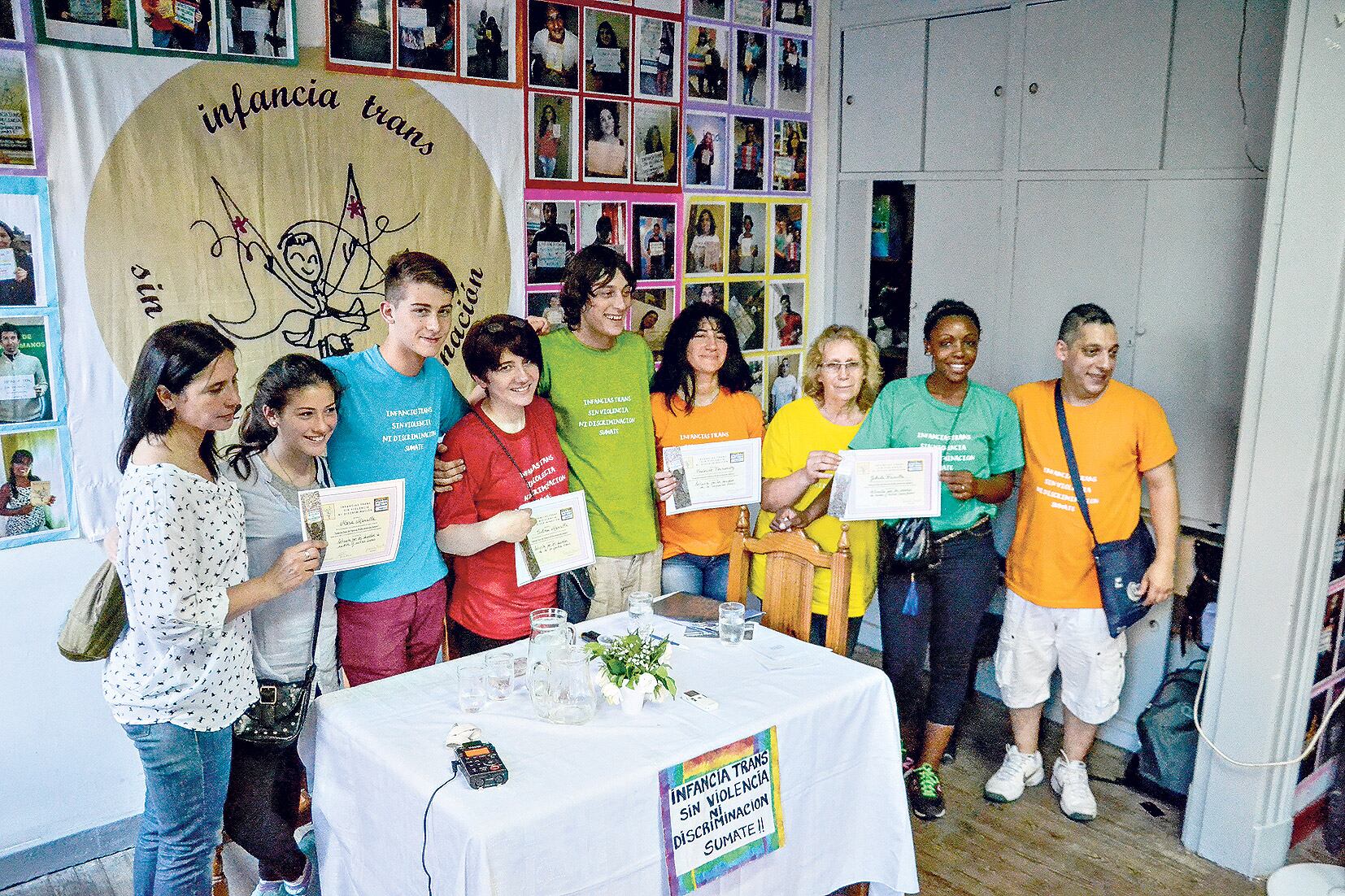 La familia de Luana en pleno, presente para el apoyo de la nena y la campaña por otras chicas o chicos trans.
