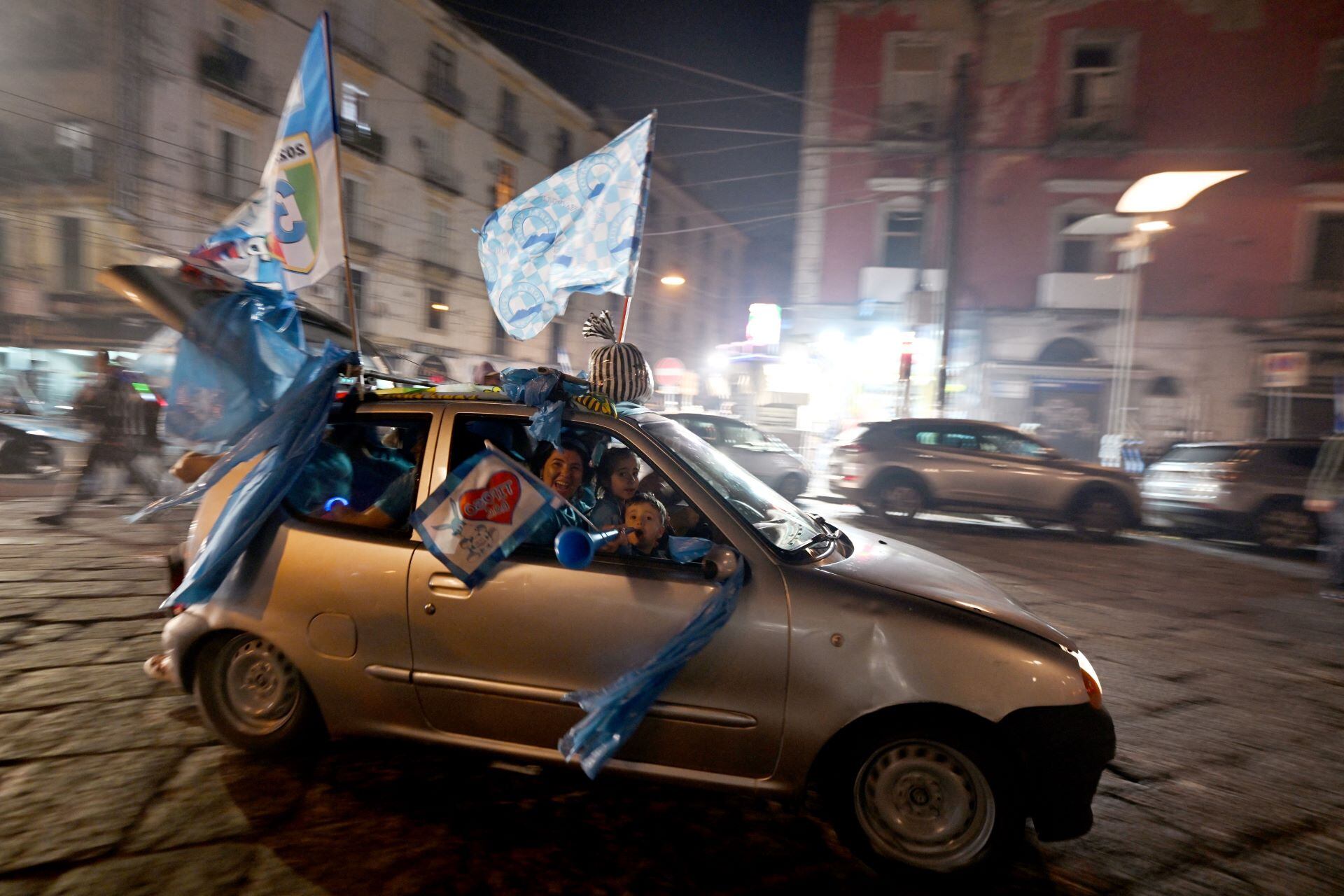 Los napolitanos festejan el tercer título del campeonato local, después de 33 años.