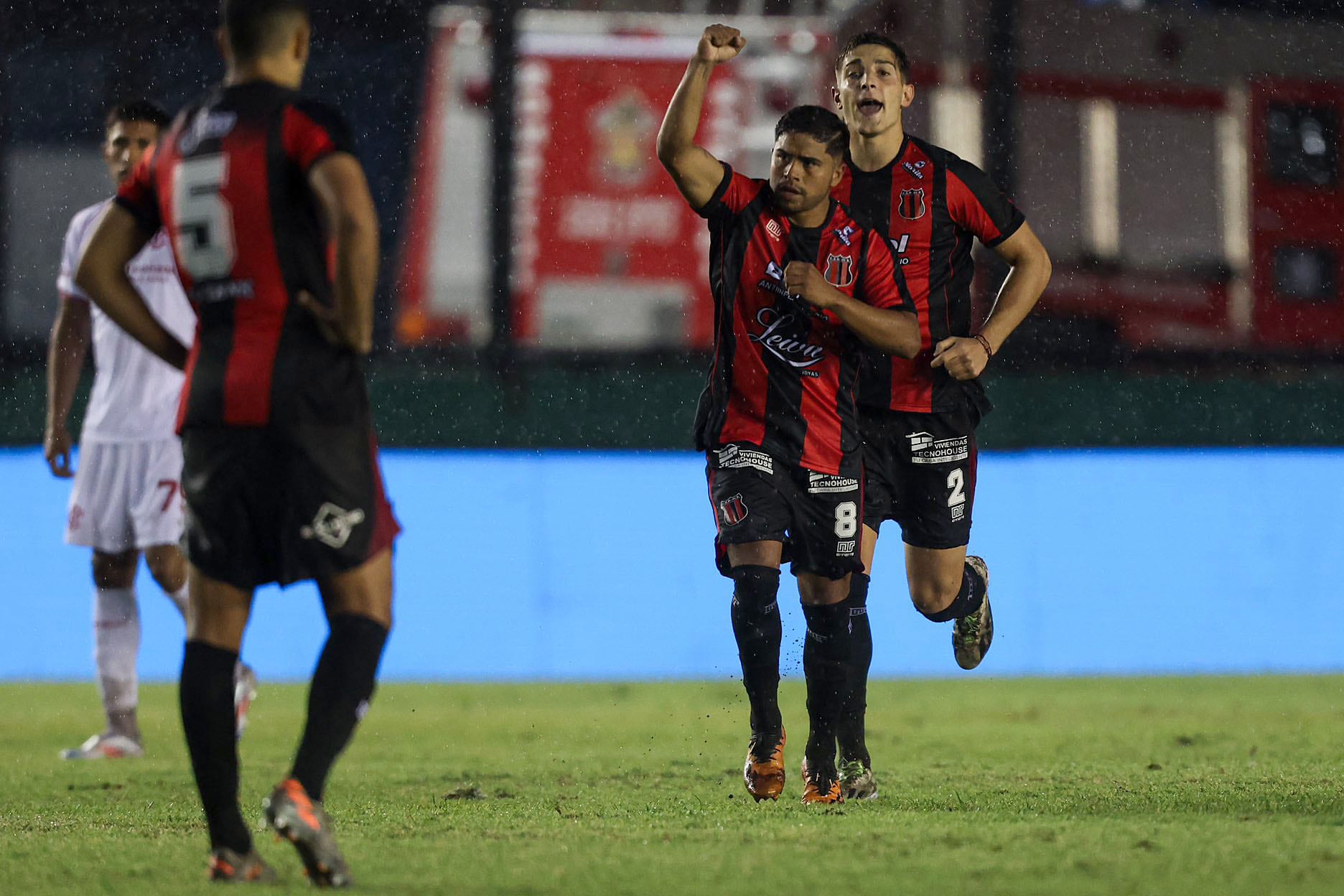 Los jugadores de Defensores de festejo