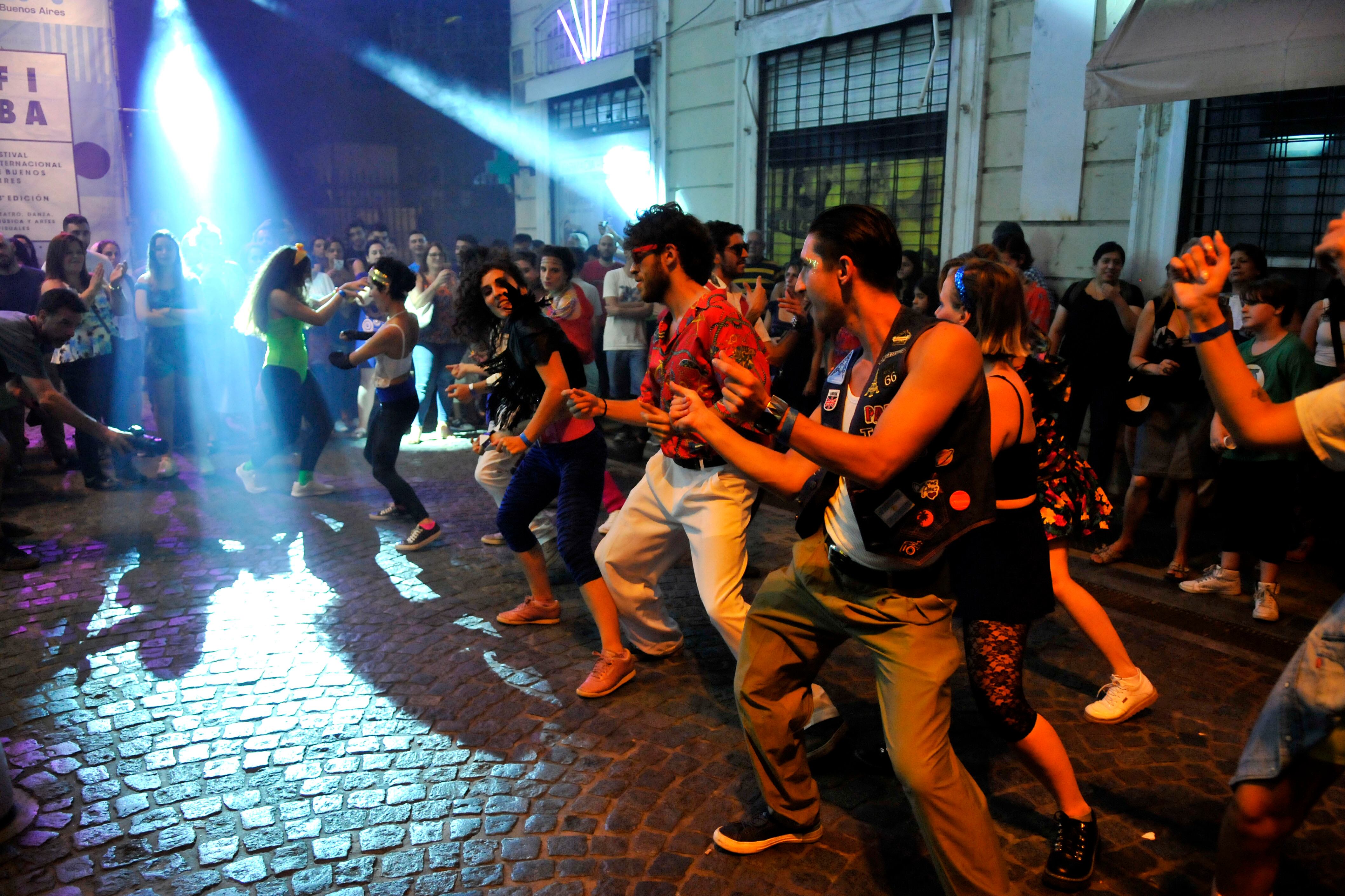 Calle Alsina, jueves por la noche. El festival invita al público a "sumarse a una experiencia".