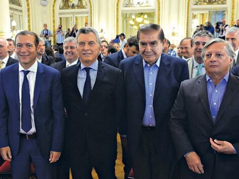 El presidente Mauricio Macri junto a los protagonistas del acuerdo. El ministro Aranguren, alegre.