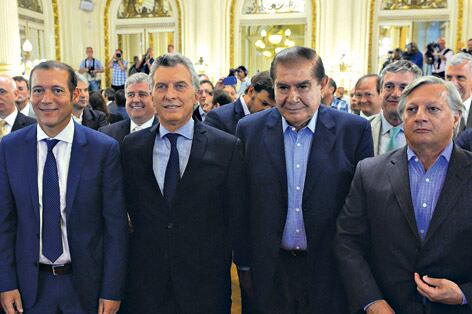 El presidente Mauricio Macri junto a los protagonistas del acuerdo. El ministro Aranguren, alegre.
