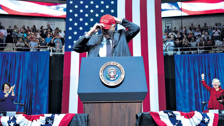 Donald Trump se acomoda una gorra durante un acto proselitista en Huntsville, Alabama.