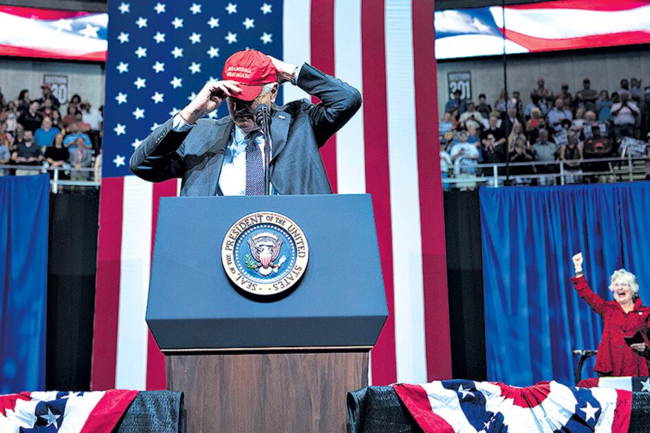 Donald Trump se acomoda una gorra durante un acto proselitista en Huntsville, Alabama.