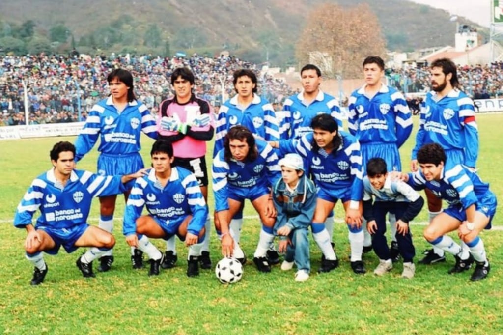 Equipo campeón 1993. Castellanos (tercero, arriba de derecho a izquierda).