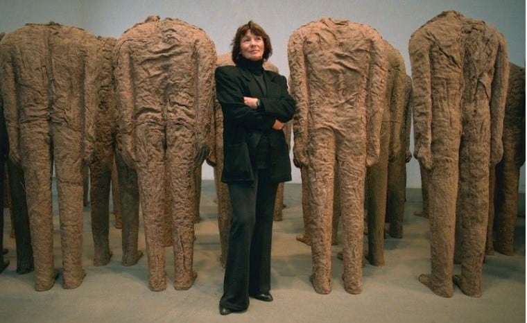Madgalena Abakanowicz, con una de sus obras. Imagen: CSW