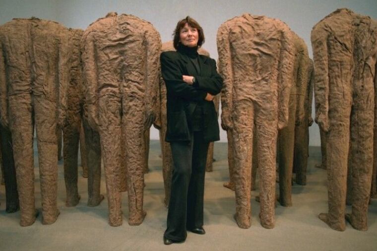 Madgalena Abakanowicz, con una de sus obras. Imagen: CSW