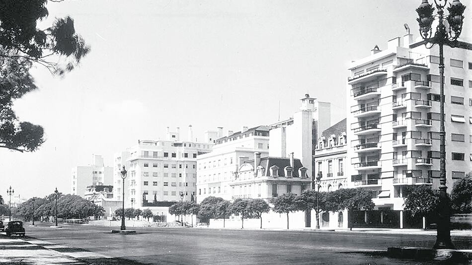 Alternancia entre Modernidad y Academicismo en la Avenida del Libertador; en primer plano el edificio de León Dourge (1934).
