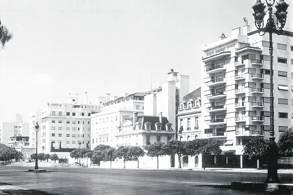 Alternancia entre Modernidad y Academicismo en la Avenida del Libertador; en primer plano el edificio de León Dourge (1934).