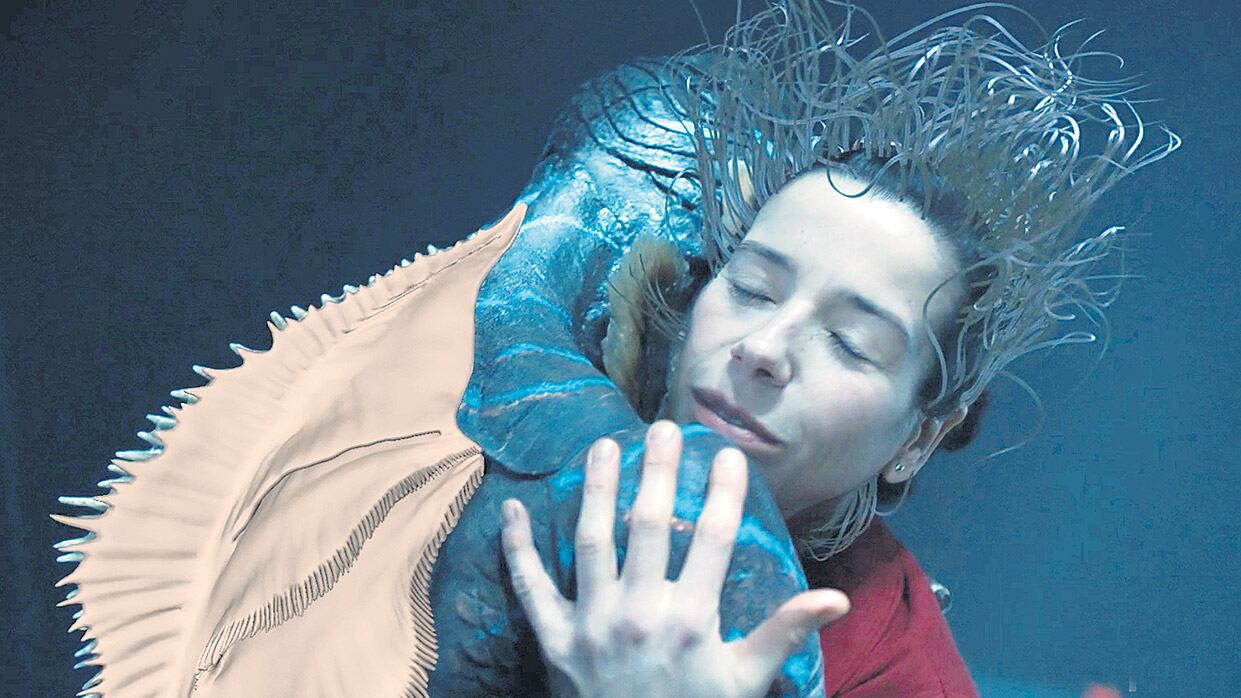 La forma del agua, favorita para el Oscar. El filme hace arte del recortado y pegado explícito.