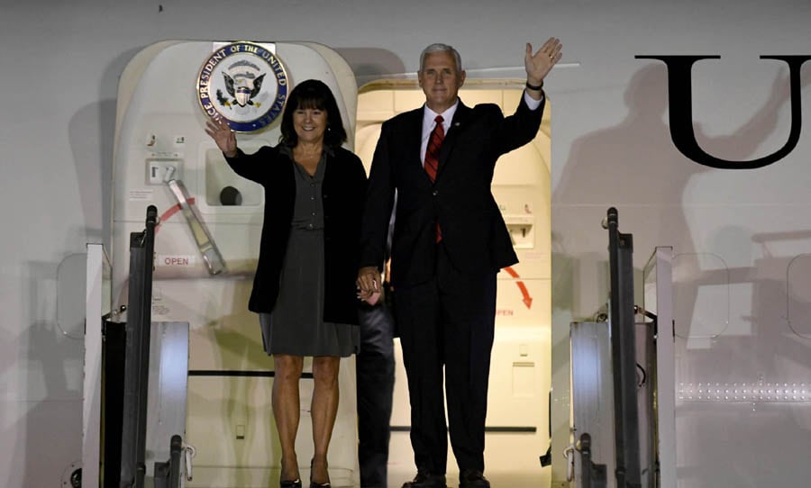 Pence y su esposa llegaron al aeropuerto militar de El Palomar. Mañana el vice de EEUU se reunirá con Macri.
