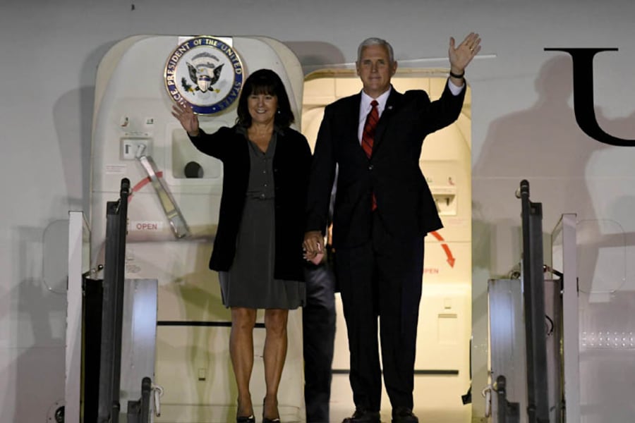 Pence y su esposa llegaron al aeropuerto militar de El Palomar. Mañana el vice de EEUU se reunirá con Macri.