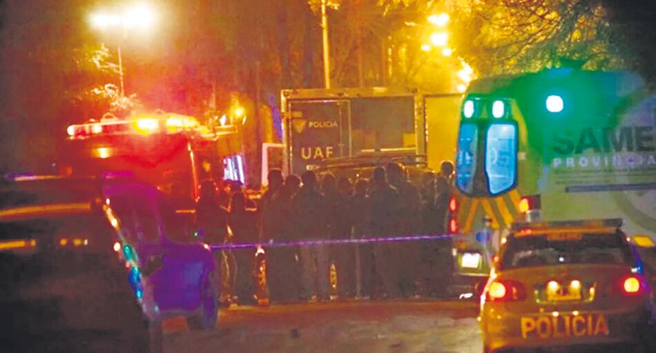 Peritos analizan el lugar donde chocó el vehículo.