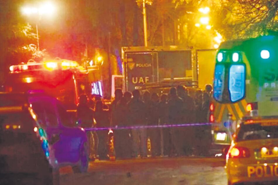 Peritos analizan el lugar donde chocó el vehículo.