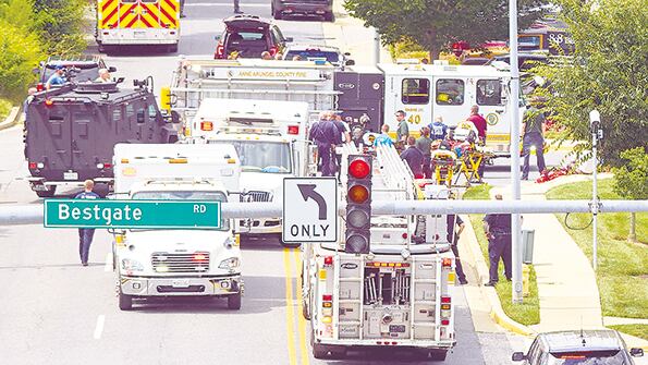 Equipos de emergencia acudían anteayer a la escena del tiroteo.