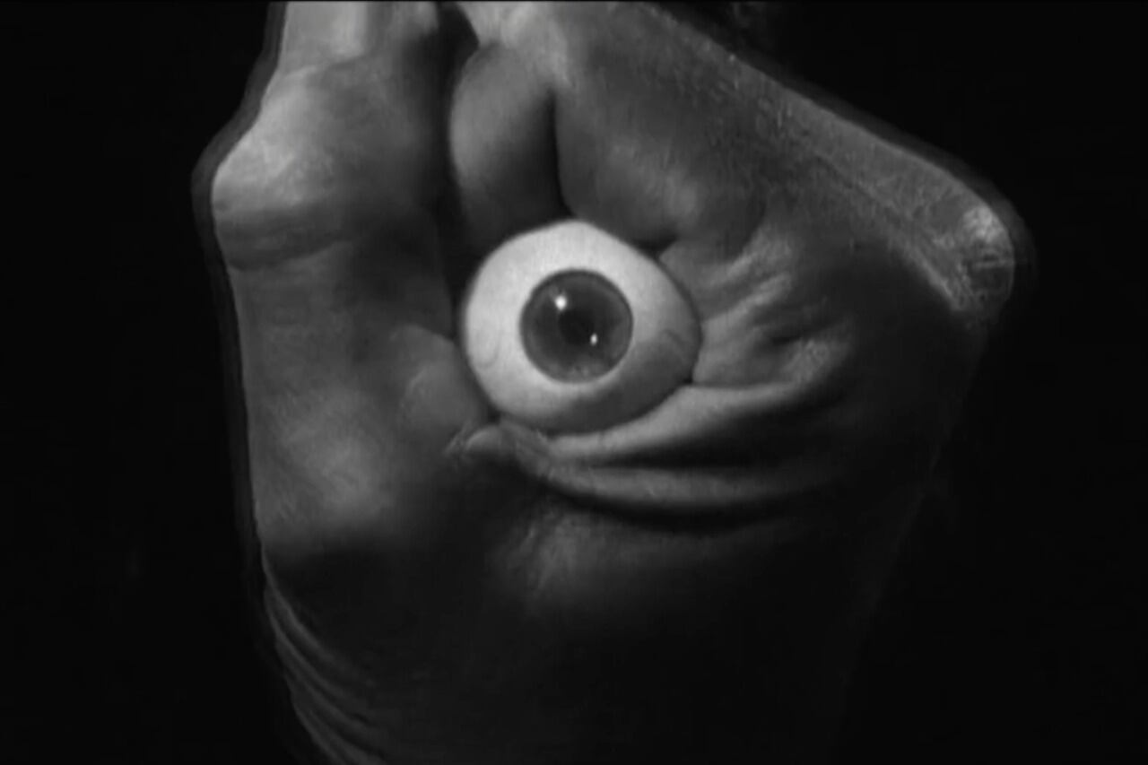 Es interesante el diálogo entre fragmentos de películas y las obsesiones de Beauvais.