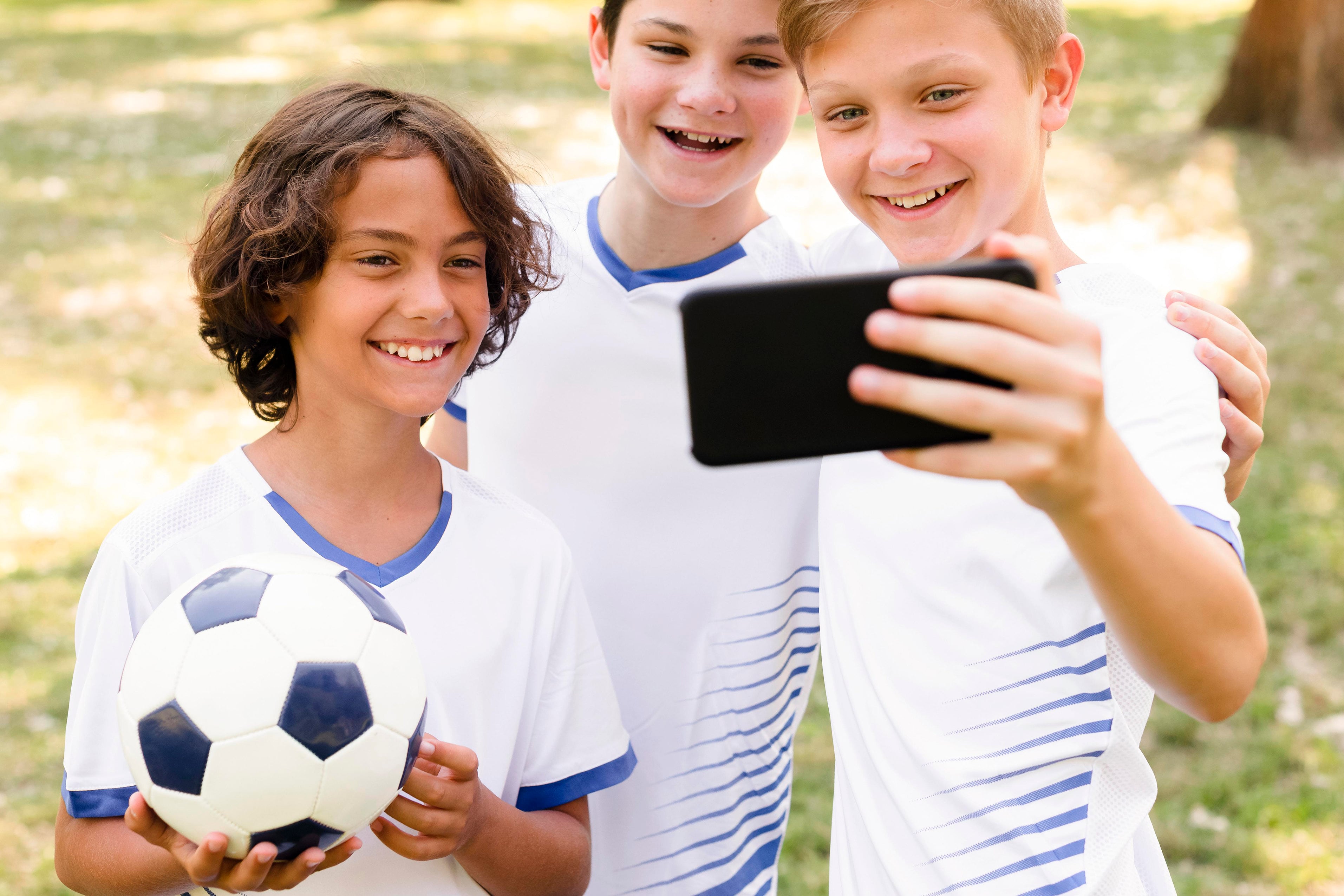 Los niños, la pelota y el celular