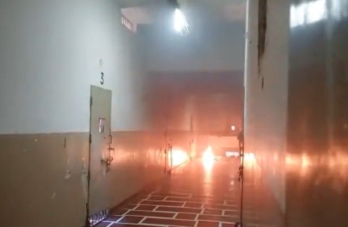 Fuego en uno de los pasillos del penal 8 de mujeres en Los Hornos. Imagen @nandotocho