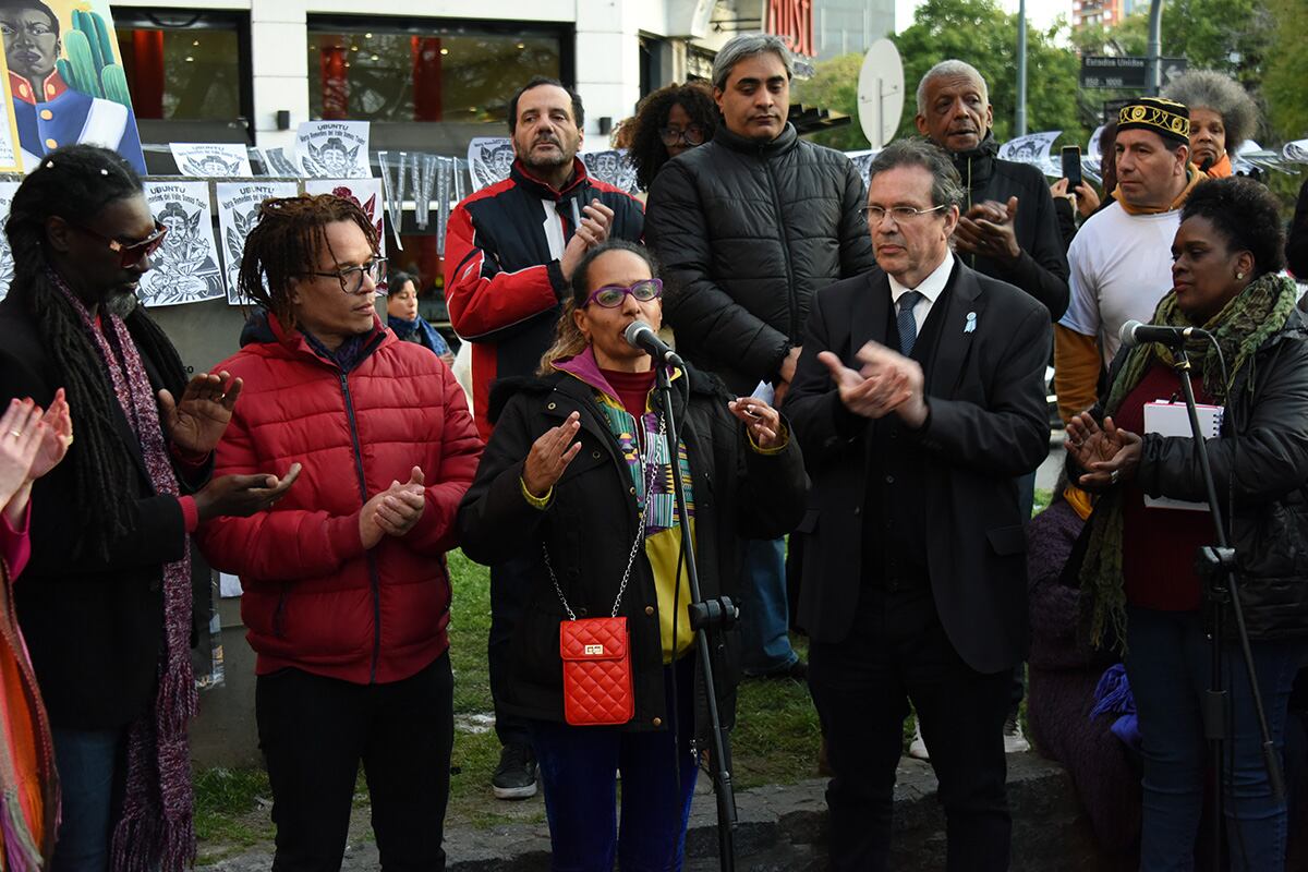El Ministro Bauer junto a integrantes de la comunidad afrodescendiente. Imagen: Nicolás Parodi