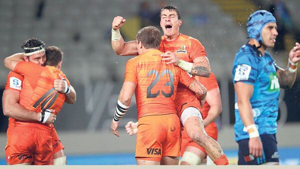 El festejo de Gonzalo Bertranou y Sebastián Cancelliere, que aportaron entrando desde el banco.