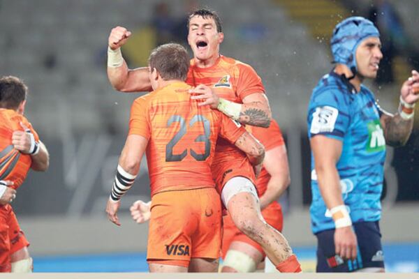 El festejo de Gonzalo Bertranou y Sebastián Cancelliere, que aportaron entrando desde el banco.