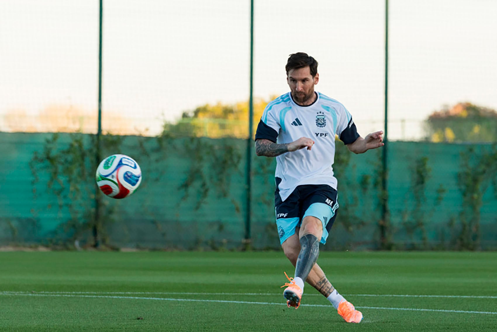 Lionel Messi en Alicante, con pilcha nueva.