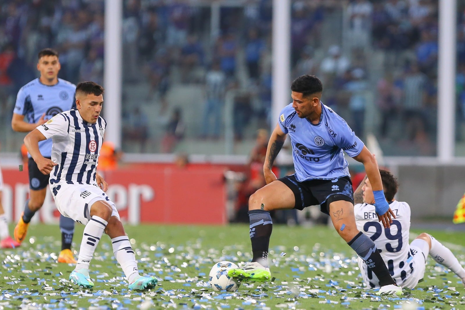 Buena parte del clásico cordobés fue "sin" mediocampos, con lo que resultó entretenido