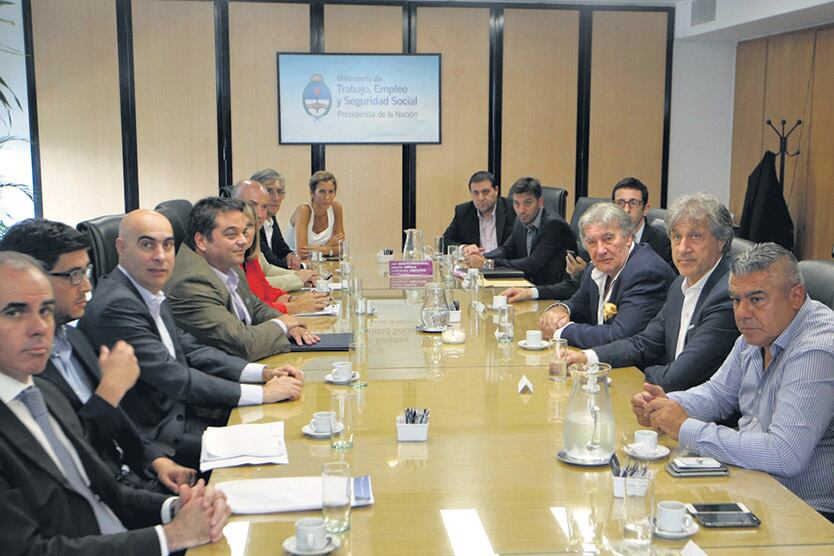 En el Ministerio de Trabajo se definió la continuidad del fútbol argentino.