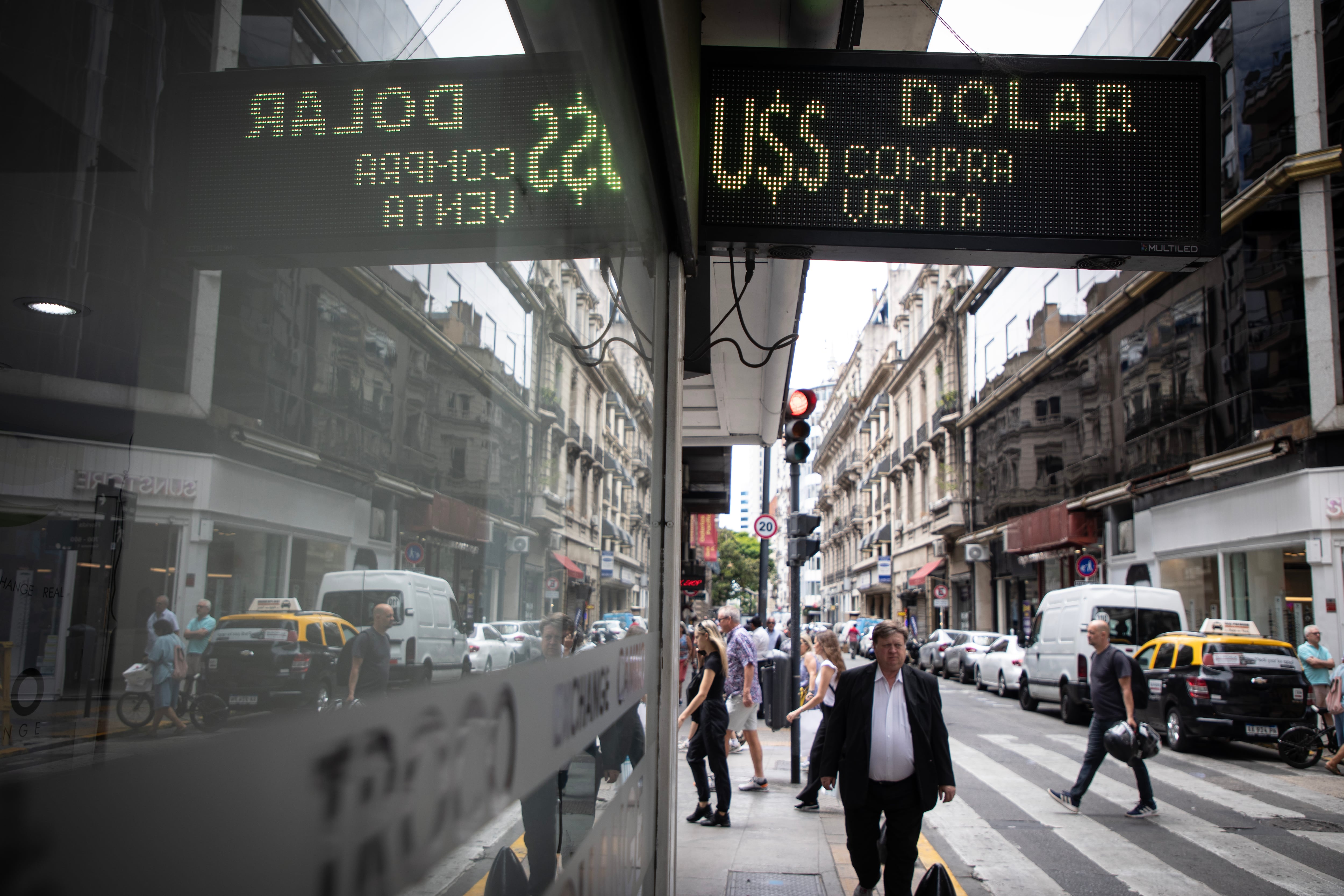 Sigue la expectativa cambiaria. Vuelven a caer los títulos públicos 