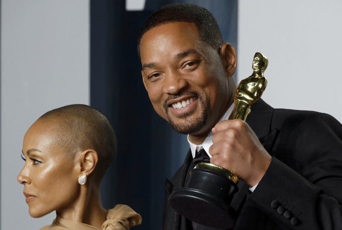 Will Smith festeja su Oscar junto a Jada Pinkett.