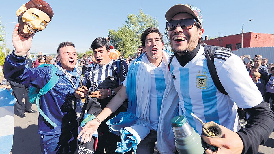 Un grupo de hinchas argentinos en Bronnitsy, donde se entrena la Selección.