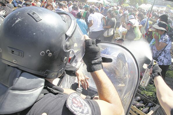 La policía cargó contra los feriantes, vecinos y los periodistas allí apostados.