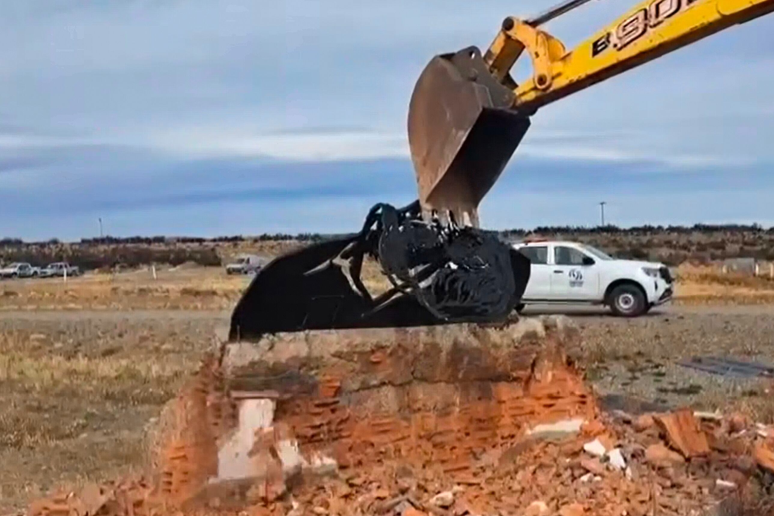 Una excavadora de Vialidad Nacional destruyó el monumento a Osvaldo Bayer.