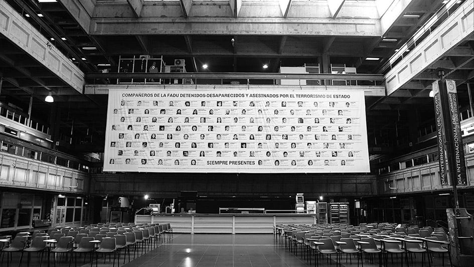 La bandera que está en el patio central de la FADU fue instalada el año pasado a 40 años del golpe.