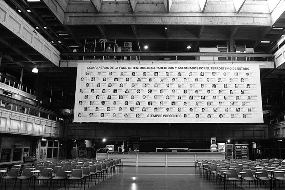 La bandera que está en el patio central de la FADU fue instalada el año pasado a 40 años del golpe.