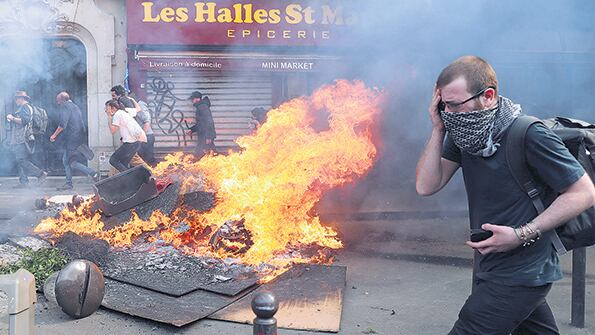 Las protestas en París derivaron en choques violentísimos entre manifestantes y policías.