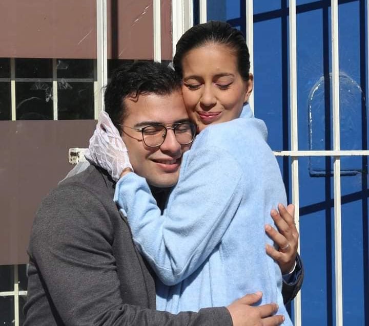 Cecilia Strzyzowski junto con César Sena